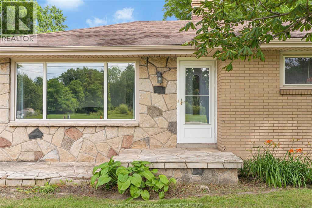 3-bedroom Single Family at 4861 Matchett Road, Windsor — photograph 3