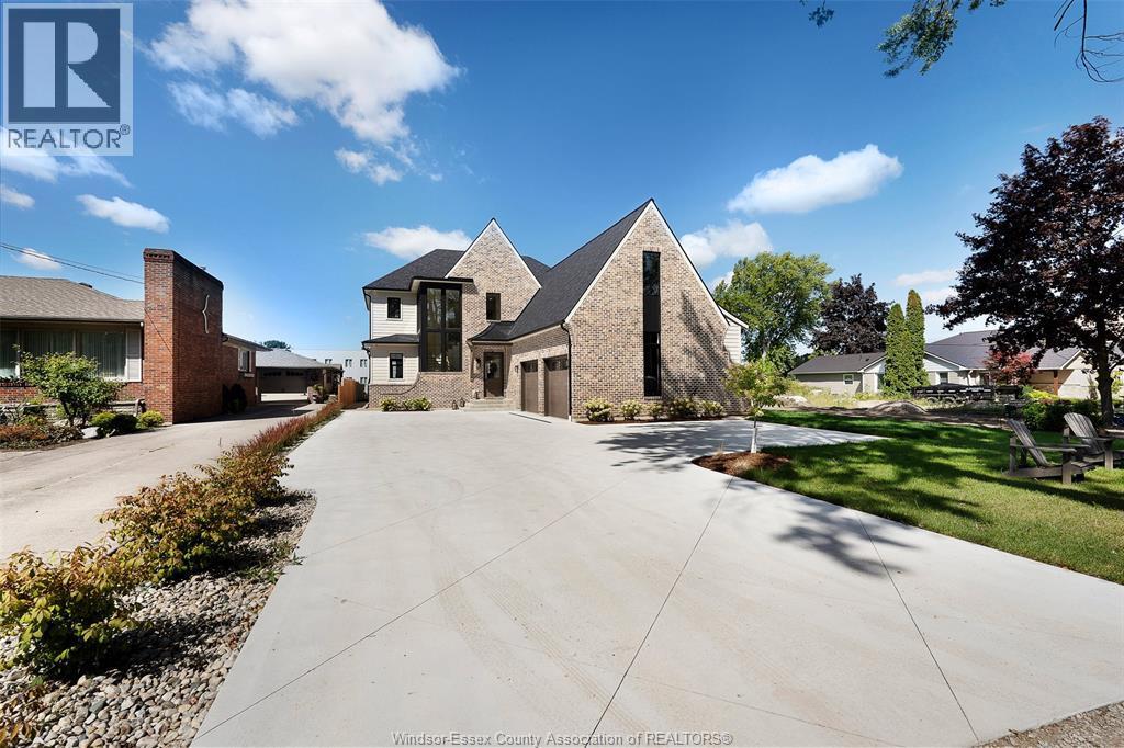 7-bedroom Single Family at 457 Arlington Boulevard, Tecumseh — photograph 2