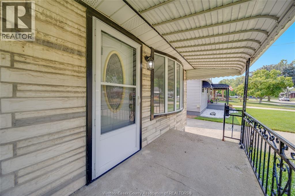 3-bedroom Single Family at 1650 Glendale, Windsor — photograph 3