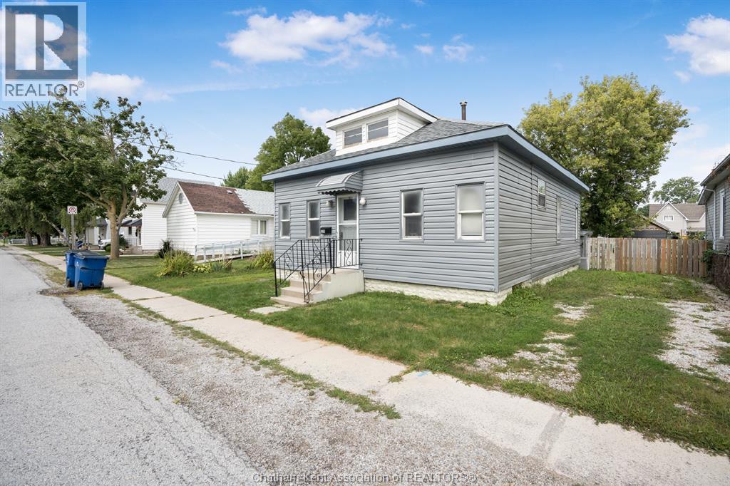 Multi-family at 320 Lafontaine Street, Wallaceburg — photograph 2