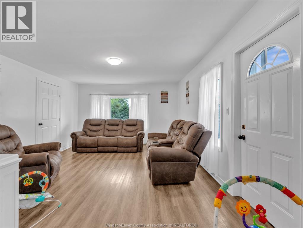 3-bedroom Single Family at 830 Mersea Road 10, Leamington — photograph 3