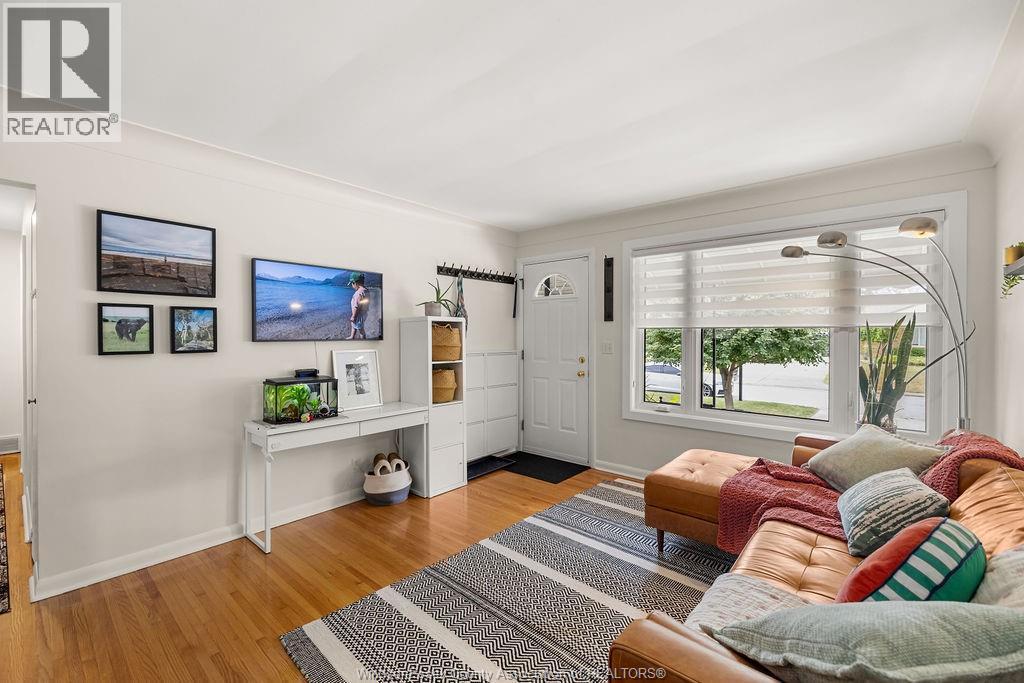 4-bedroom Single Family at 426 Bertha, Windsor — photograph 2