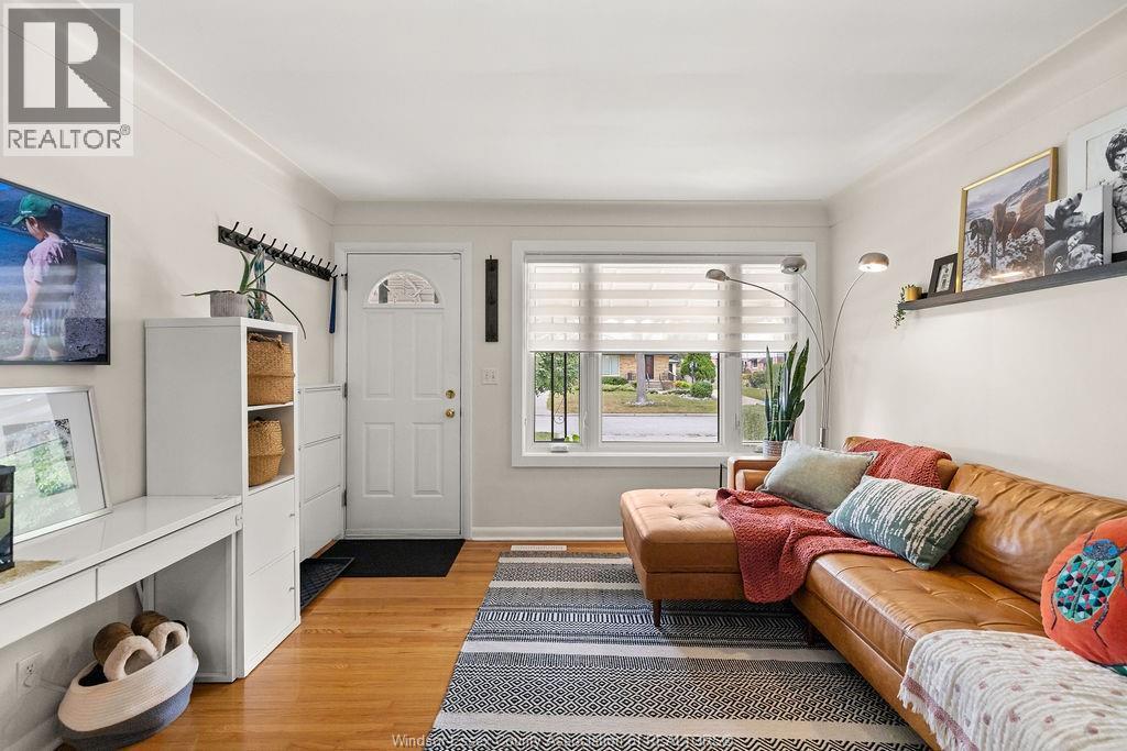 4-bedroom Single Family at 426 Bertha, Windsor — photograph 3