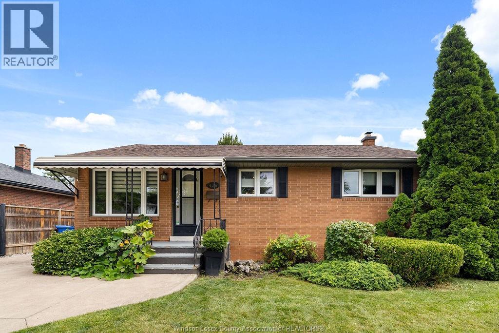 4-bedroom Single Family at 426 Bertha, Windsor — primary photograph