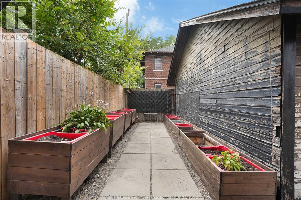 3-bedroom Single Family at 1605 Dougall Avenue #UPPER, Windsor — photograph 3