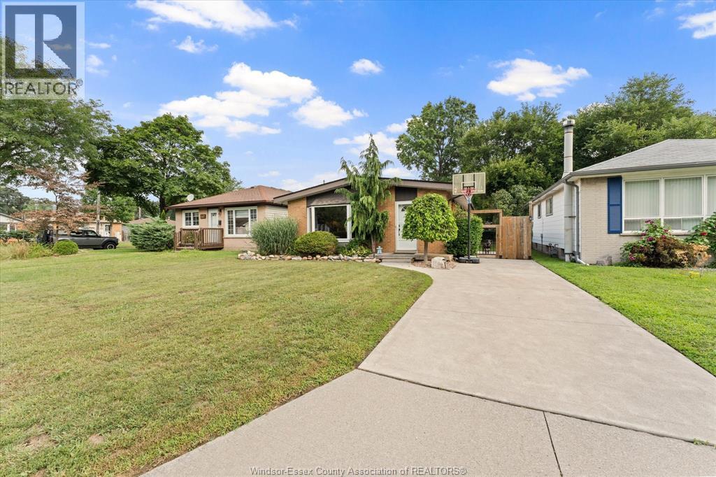 4-bedroom Single Family at 1714 Sun Valley Drive, Windsor — photograph 2