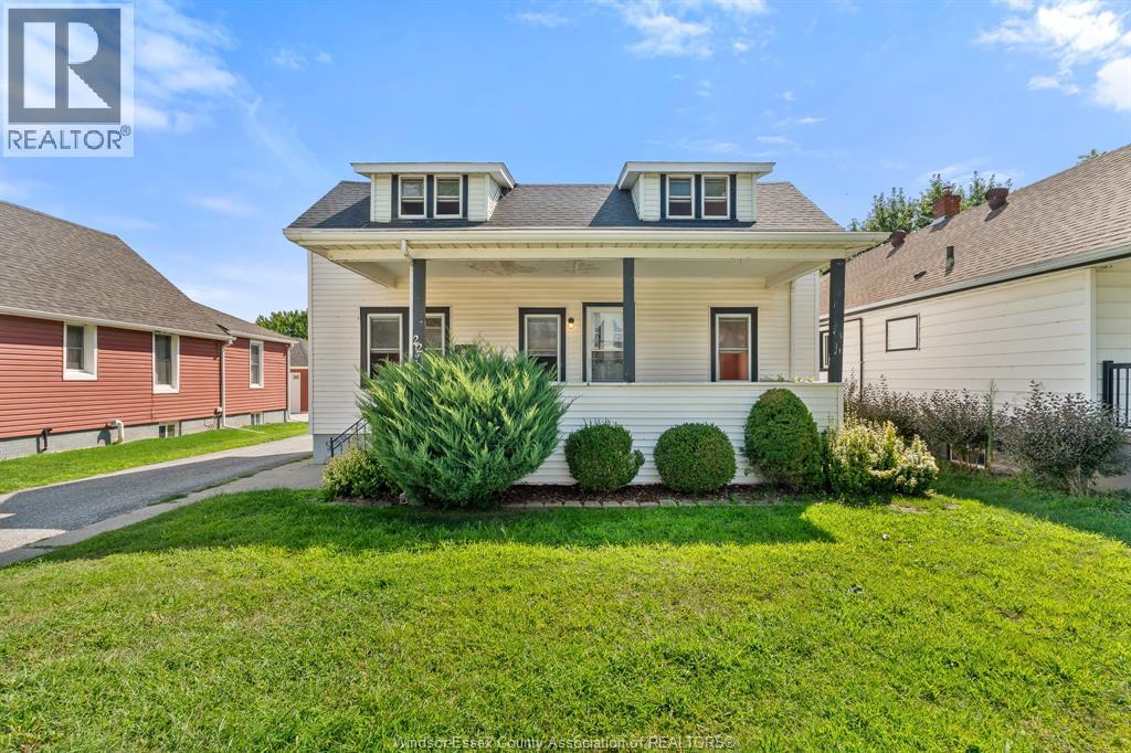 4-bedroom Single Family at 22 Melrose Avenue, Leamington — photograph 3