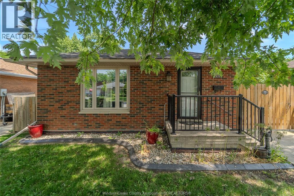 5-bedroom Single Family at 2522 Armstrong Avenue, Windsor — primary photograph