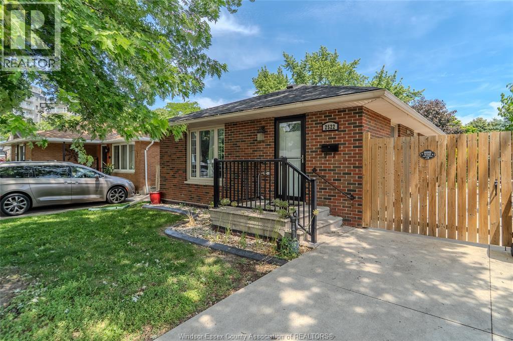 5-bedroom Single Family at 2522 Armstrong Avenue, Windsor — photograph 2