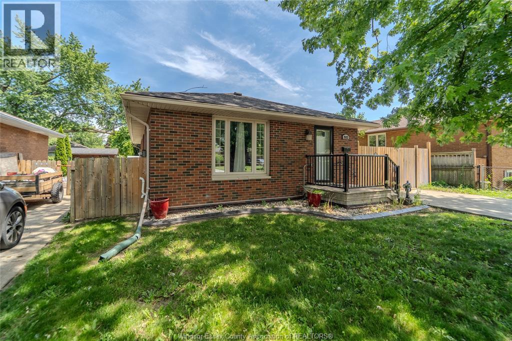 5-bedroom Single Family at 2522 Armstrong Avenue, Windsor — photograph 3