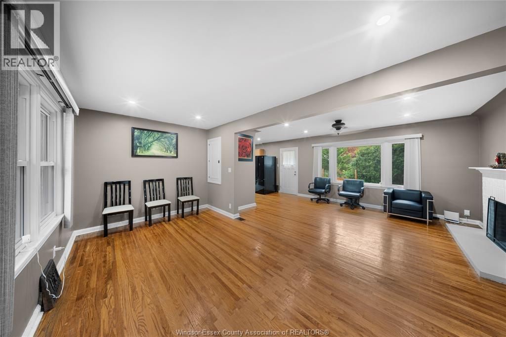 4-bedroom Single Family at 3130 Academy Drive, Windsor — photograph 2