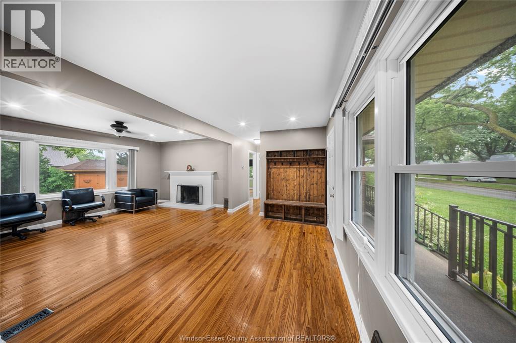 4-bedroom Single Family at 3130 Academy Drive, Windsor — photograph 3