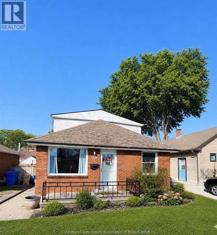 3-bedroom Single Family at 1067 St. Louis, Windsor — primary photograph
