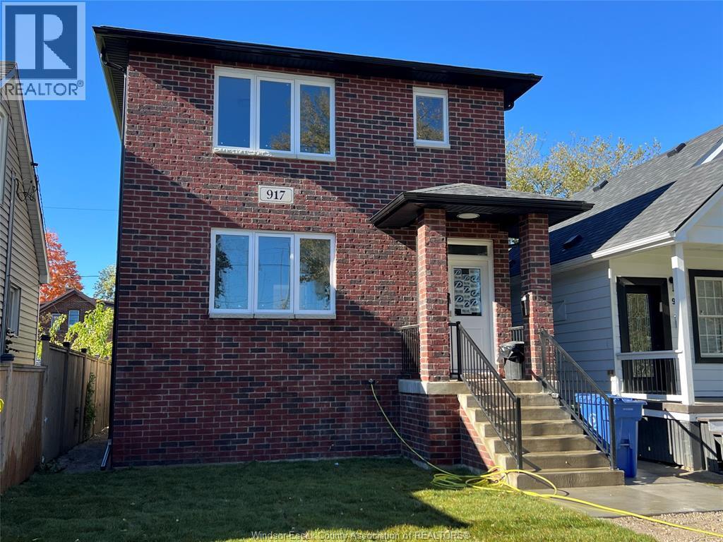 5-bedroom Single Family at 917 McKay Avenue, Windsor — primary photograph