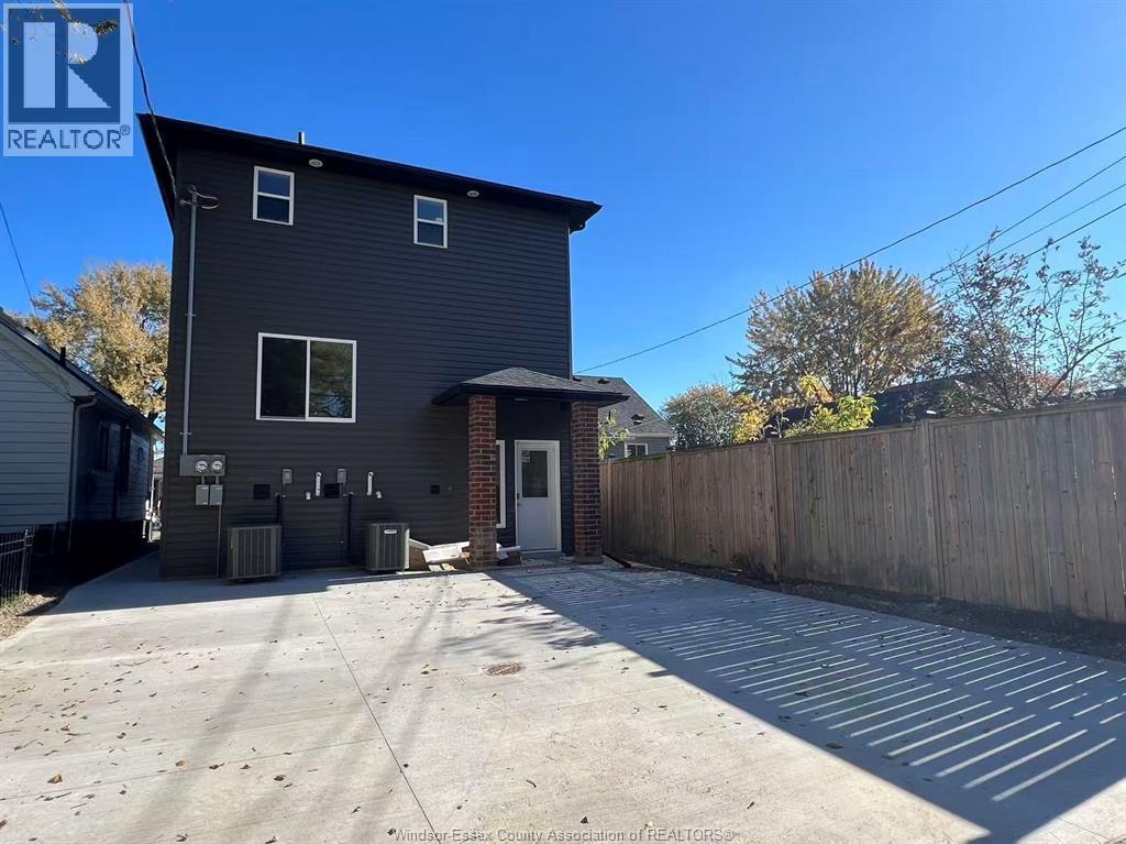 5-bedroom Single Family at 917 McKay Avenue, Windsor — photograph 2
