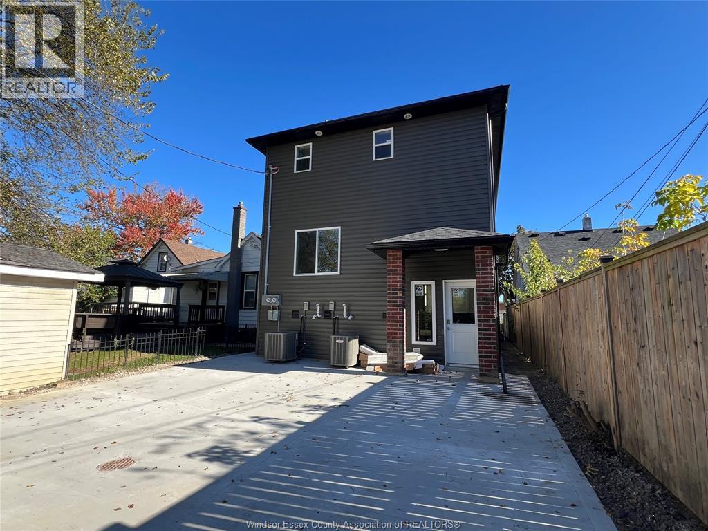 5-bedroom Single Family at 917 McKay Avenue, Windsor — photograph 3