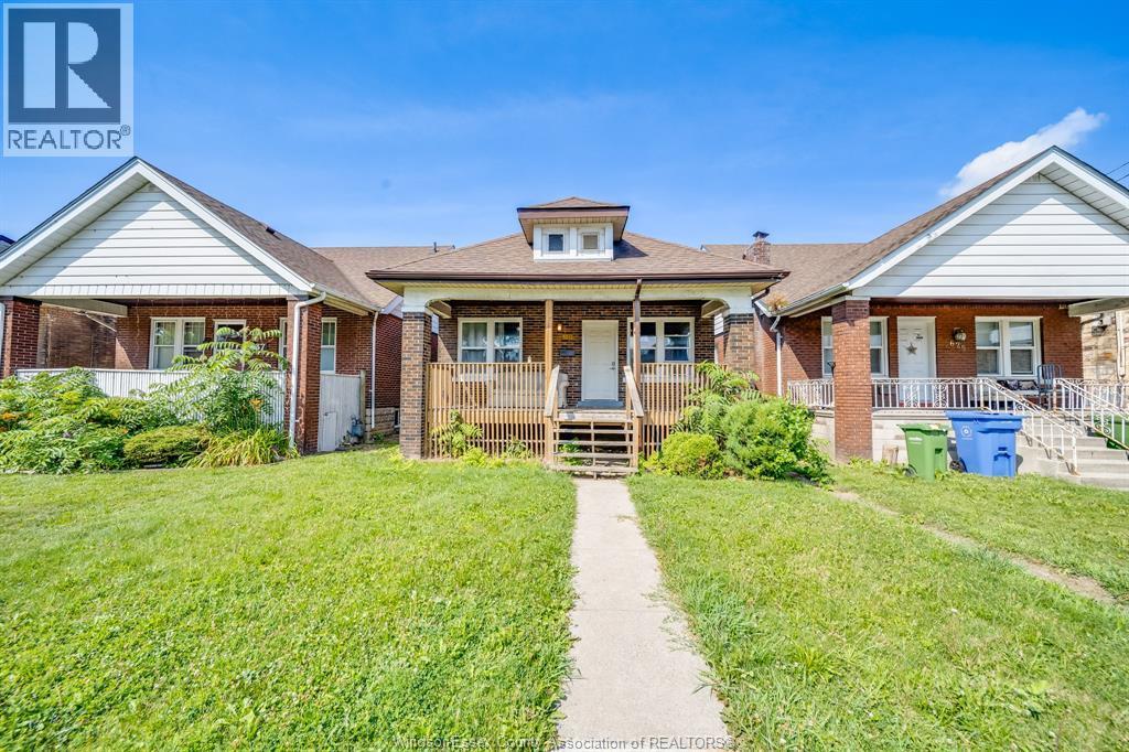 5-bedroom Single Family at 631 Rankin Avenue, Windsor — photograph 2