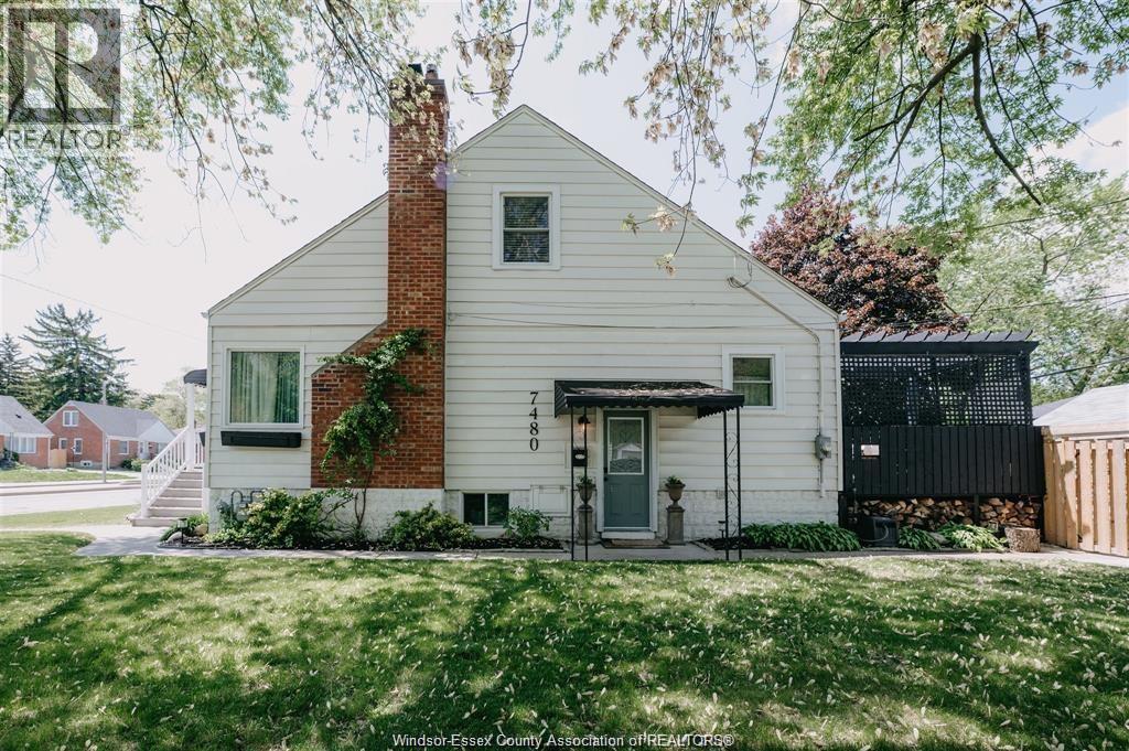 5-bedroom Single Family at 7480 Wyandotte Street, Windsor — photograph 2