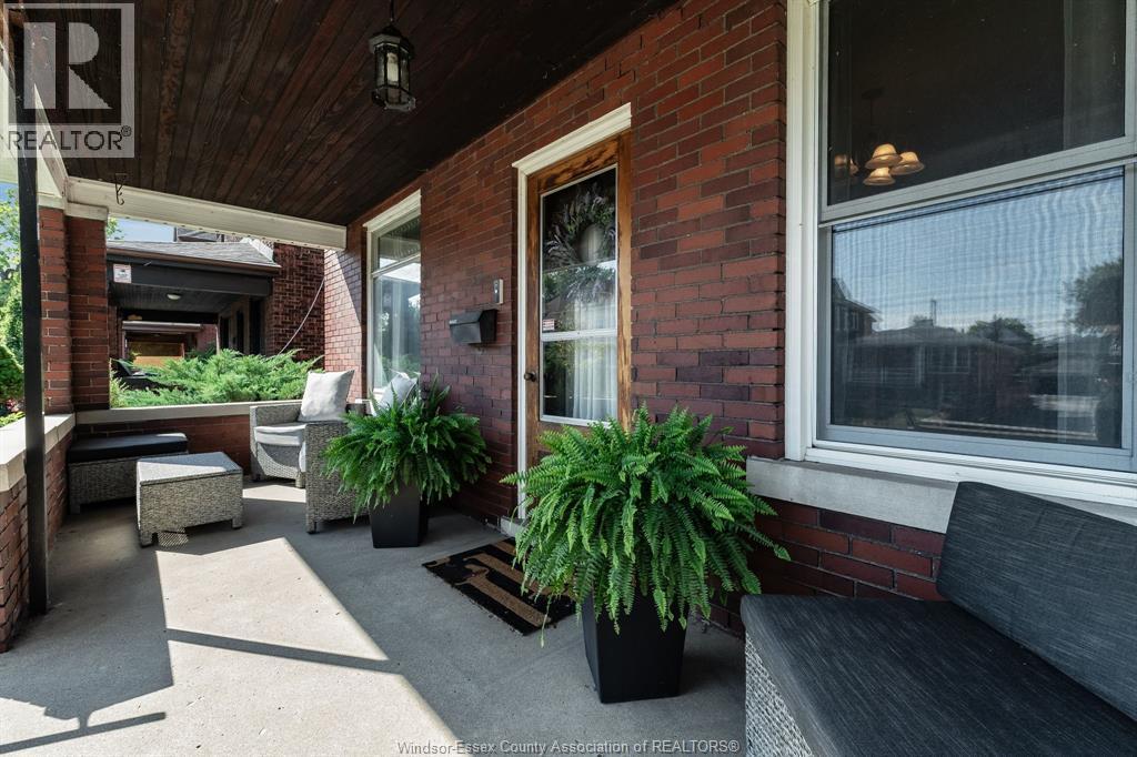 5-bedroom Single Family at 203 Moy Avenue, Windsor — photograph 2