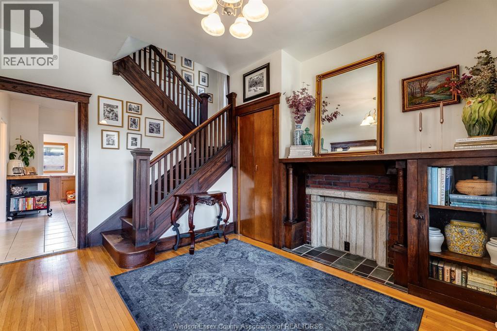 5-bedroom Single Family at 203 Moy Avenue, Windsor — photograph 3