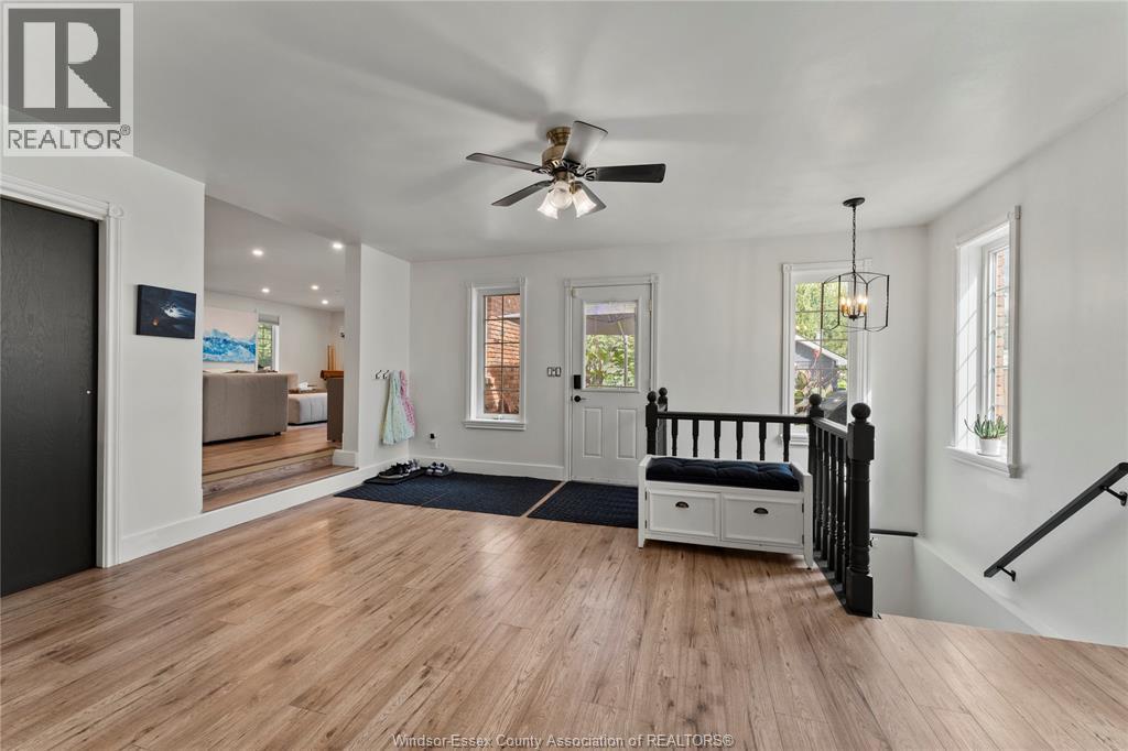 4-bedroom Single Family at 4580 Howard Avenue, Windsor — photograph 3