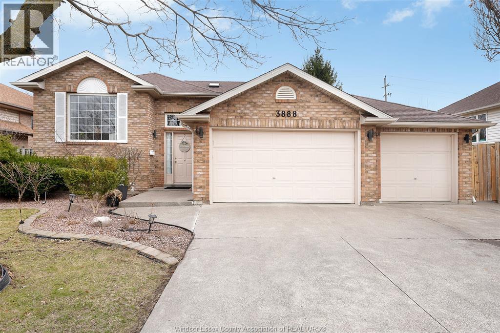 5-bedroom Single Family at 3888 Aristotle Crescent, Windsor — primary photograph