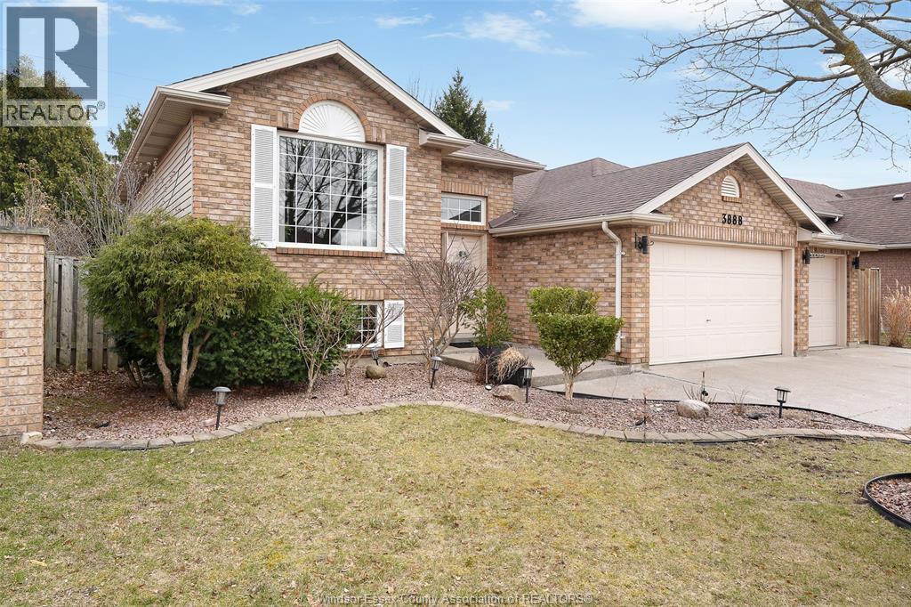 5-bedroom Single Family at 3888 Aristotle Crescent, Windsor — photograph 2