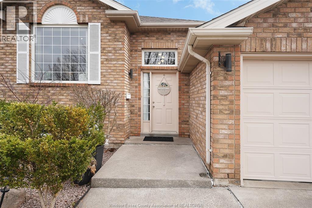 5-bedroom Single Family at 3888 Aristotle Crescent, Windsor — photograph 3