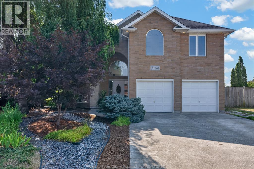 4-bedroom Single Family at 3162 Leisure Crescent, Windsor — primary photograph