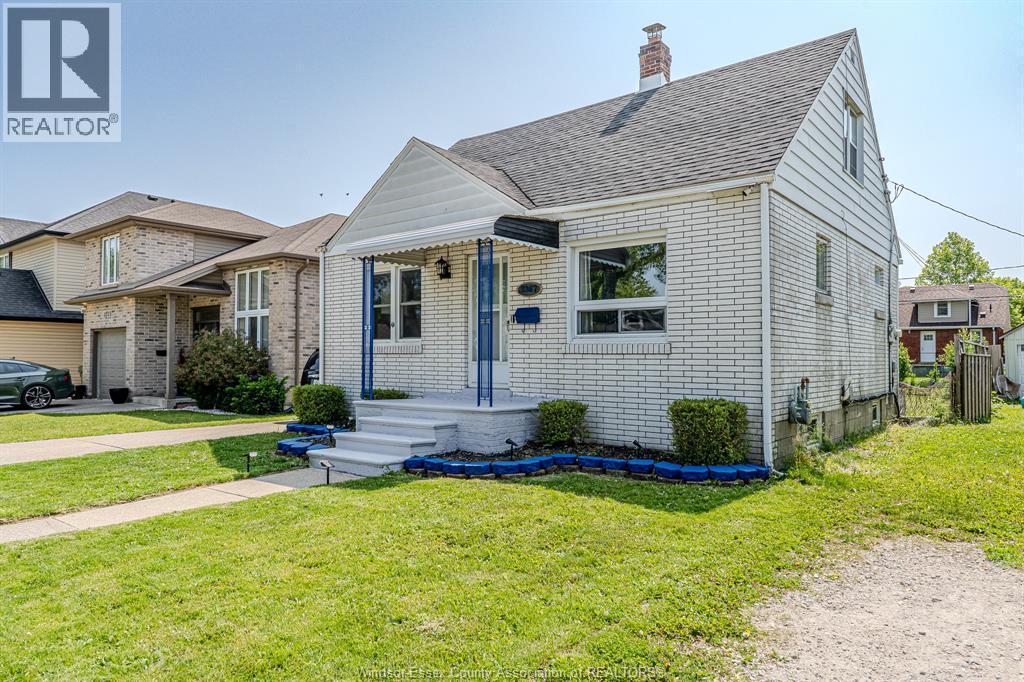 3-bedroom Single Family at 2367 Meighen, Windsor — photograph 2