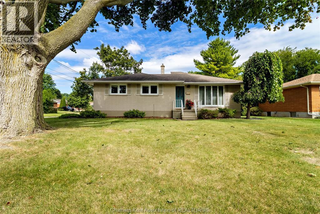 4-bedroom Single Family at 199 Tweedsmuir Avenue, Chatham — photograph 2