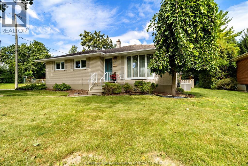 4-bedroom Single Family at 199 Tweedsmuir Avenue, Chatham — photograph 3