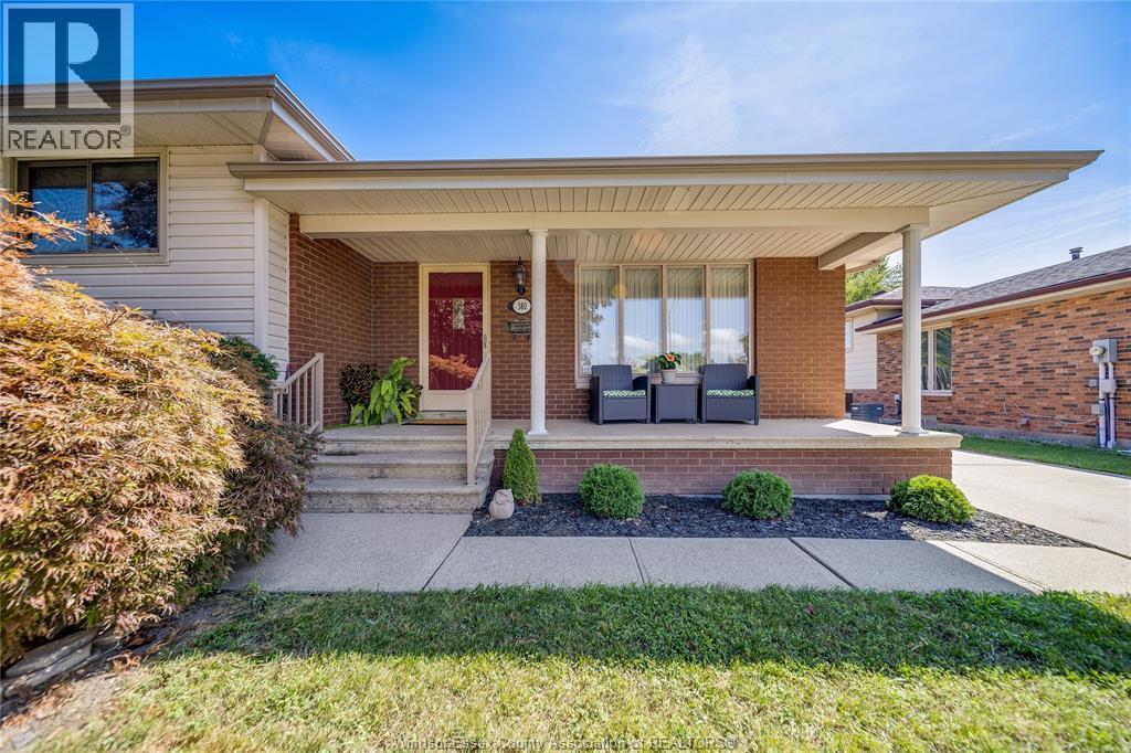 4-bedroom Single Family at 380 Woodridge Drive, Tecumseh — photograph 2