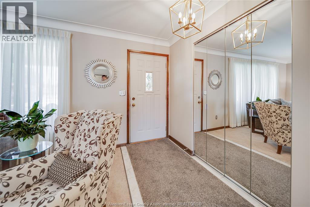 4-bedroom Single Family at 380 Woodridge Drive, Tecumseh — photograph 3