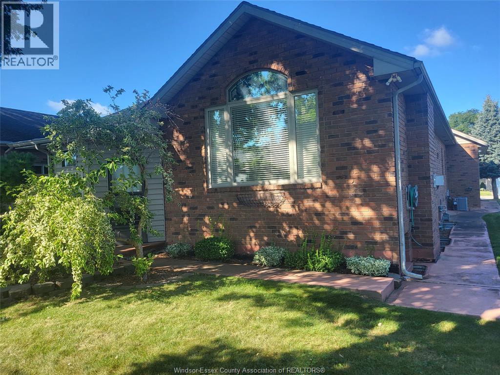 3-bedroom Single Family at 1410 Poisson Street, Tecumseh — photograph 2