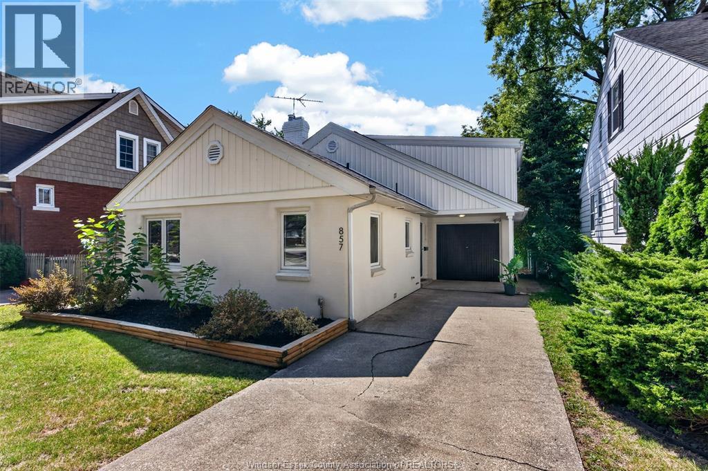 3-bedroom Single Family at 857 Thompson Boulevard, Windsor — primary photograph