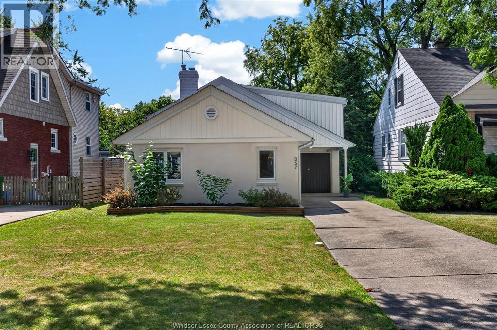 3-bedroom Single Family at 857 Thompson Boulevard, Windsor — photograph 3