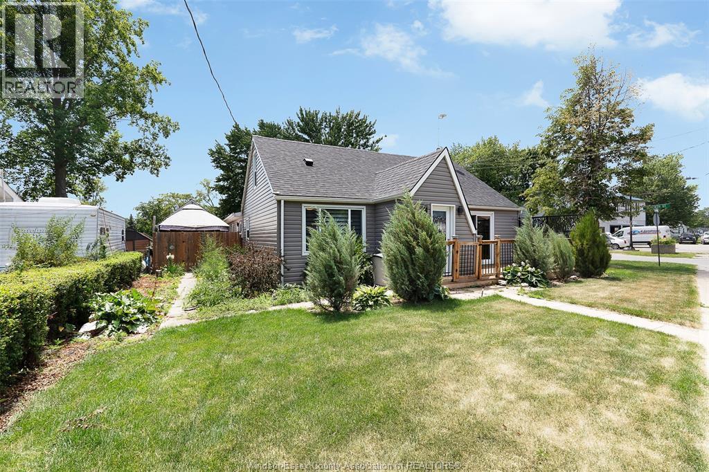 4-bedroom Single Family at 430 Broadway Street, Belle River — photograph 2