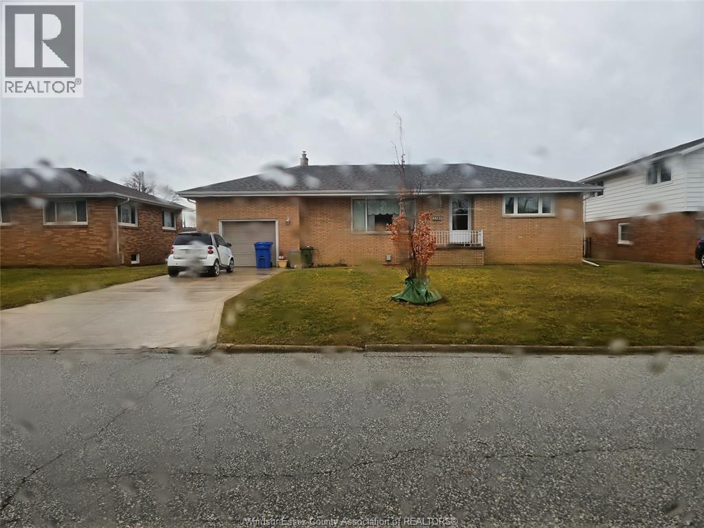 4-bedroom Single Family at 2381 Leonard, Windsor — primary photograph
