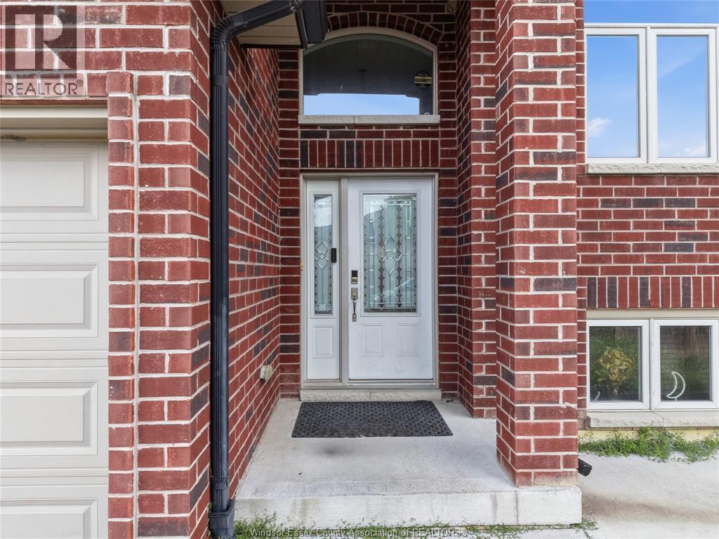 4-bedroom Single Family at 1718 Kenora Street, Windsor — photograph 3