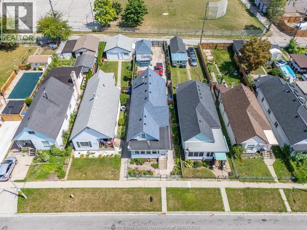 5-bedroom Single Family at 516 Langlois, Windsor — photograph 3