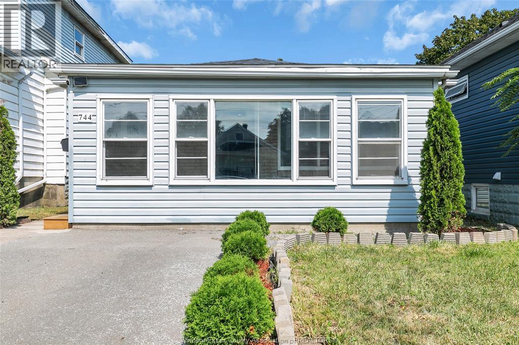 3-bedroom Single Family at 744 McKay Avenue, Windsor — primary photograph