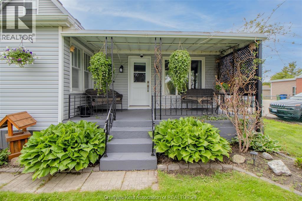 Single Family — 100 Taylor Avenue, Chatham, Ontario
