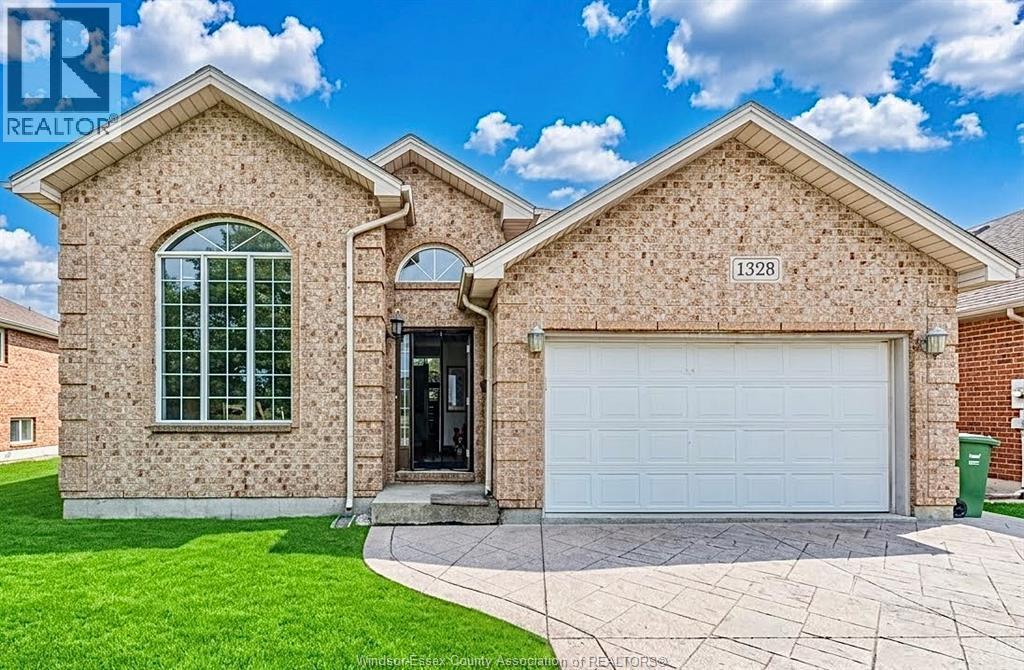 2-bedroom Single Family at 1328 Imperial Crescent, Windsor — primary photograph