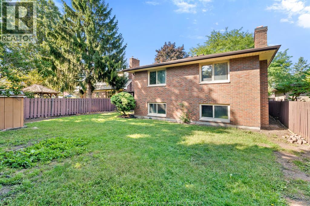 5-bedroom Single Family at 2880 St. Clair Avenue, Windsor — photograph 3