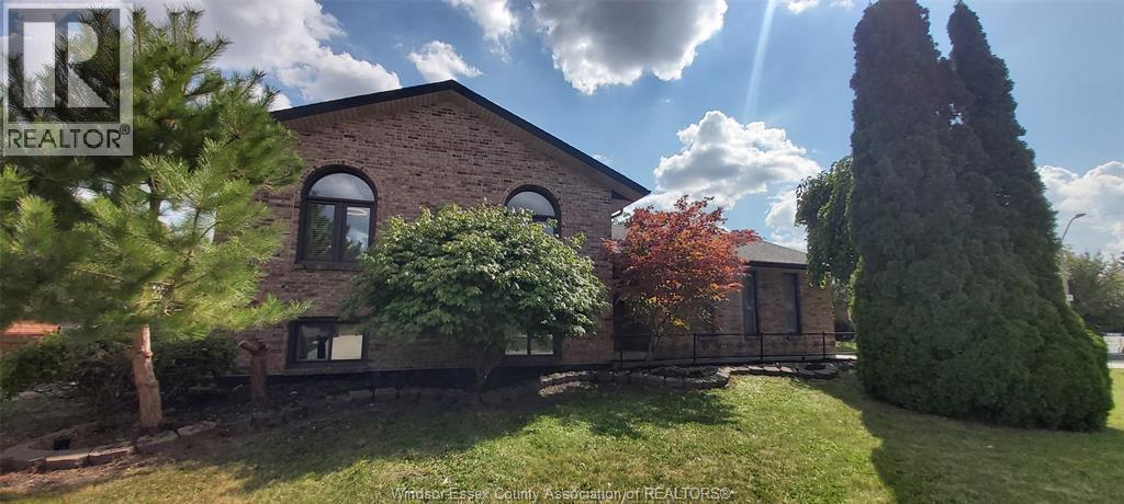 4-bedroom Single Family at 8339 Kingston Crescent, Windsor — primary photograph