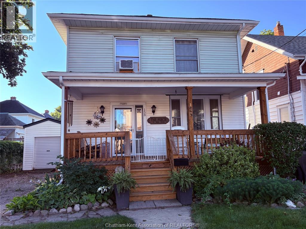 3-bedroom Single Family at 158 Lorne Avenue, Chatham — photograph 2