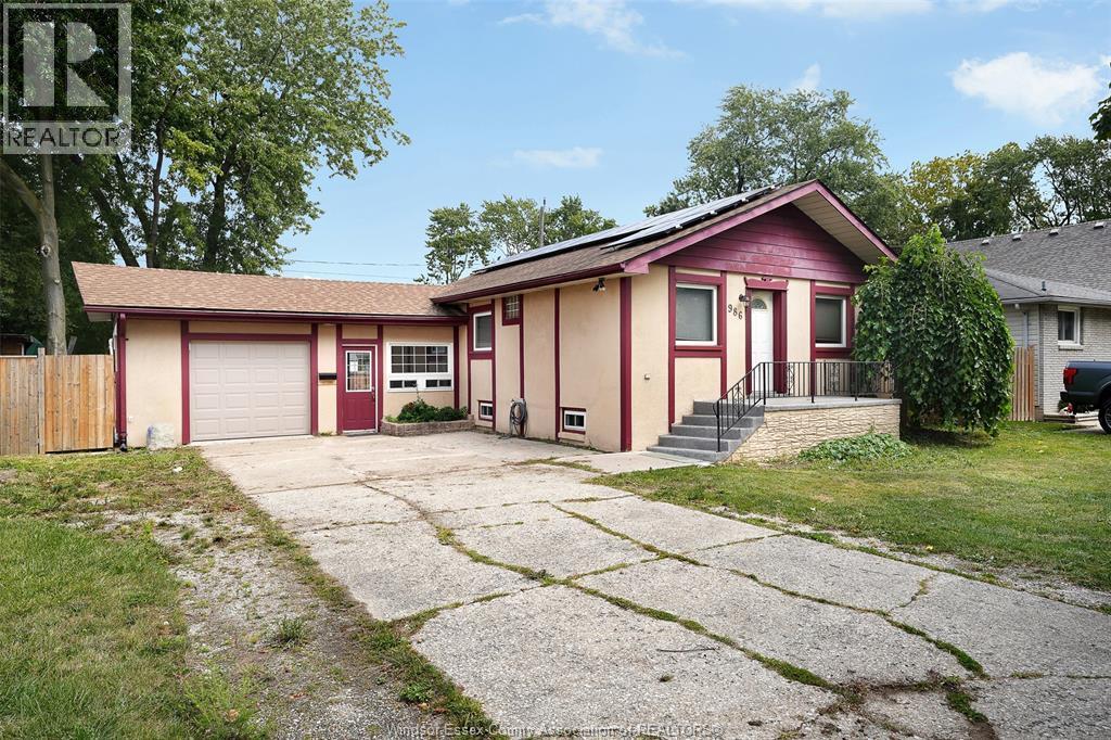 4-bedroom Single Family at 986 Eastlawn, Windsor — primary photograph