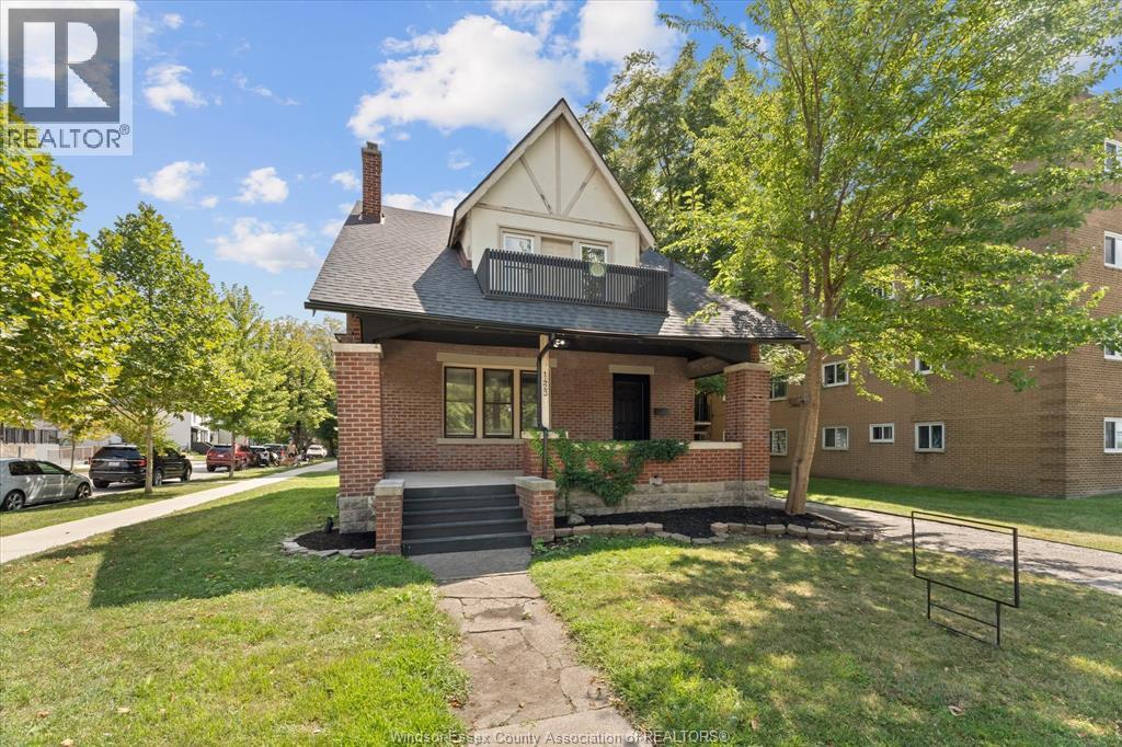 3-bedroom Single Family at 1423 Riverside Drive, Windsor — photograph 2