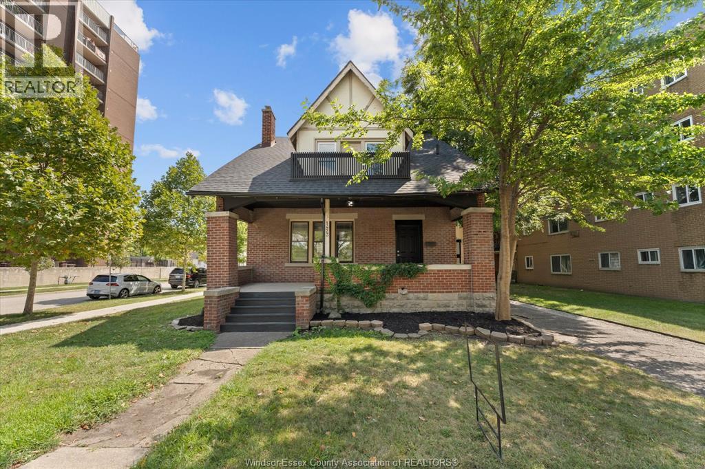 3-bedroom Single Family at 1423 Riverside Drive, Windsor — photograph 3